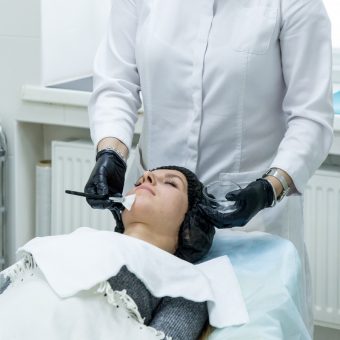711 Косметический мультивитаминный уход для лица делает косметолог салона красоты На Речной в Красногорске